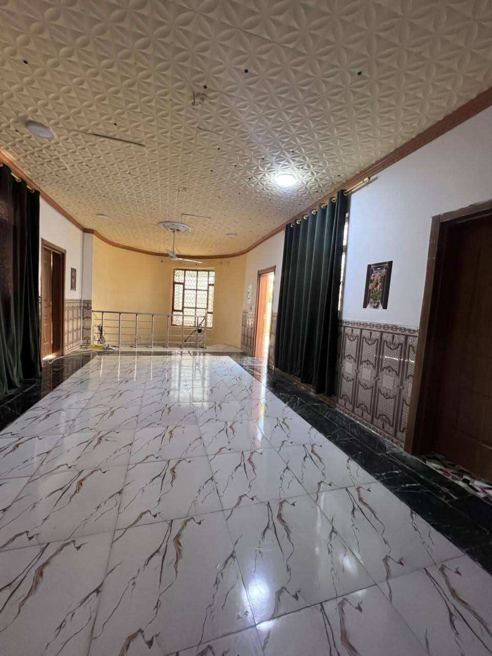 يتوفر قطعة ارض للبيع المساحه الكليه 750م 
معه بيت بمساحة 300م طابقين
يحتوي عل أربعة غرف نوم 

سند 25 تحويل مباشر باسم المشتري 

السعر 450

العنوان/ الحسينيه قنطرة البيضاء 

للإستفسار/***********
او على الخاص
