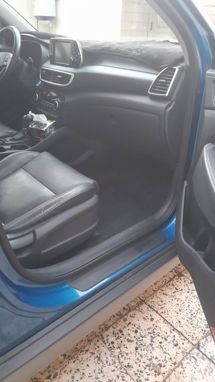 السلام عليكم للبيع توكسان 2021 وارد امريكي ماشية 44 الف السيارة داخلة للعراق كلين صور امريكا مرفقة مع المنشور وهنا بالعراق تبدل باب خلف السكن بسبب حادث بسيط انشد واحد اصلي ونصبغ ، السيارة جديدة جداً المواصفات فول :
-بصمة
-بانوراما 
-رادارات 
-فور ويل 
-كشنات تدفئة امامي خلفي + جلد
-تحكم ستيرن فول
-تحديد مسار
-شاشة كبيرة + كاميرا دوارة
السيارة رقم انبار باسمي سنوية وأرقام جديدة والسعر المطلوب 175$ ورقة وبيها مجال بسيط العنوان بغداد جميلة - شارع خير الله
وللاستفسار الاتصال على الرقم ***********
وشكراً …
