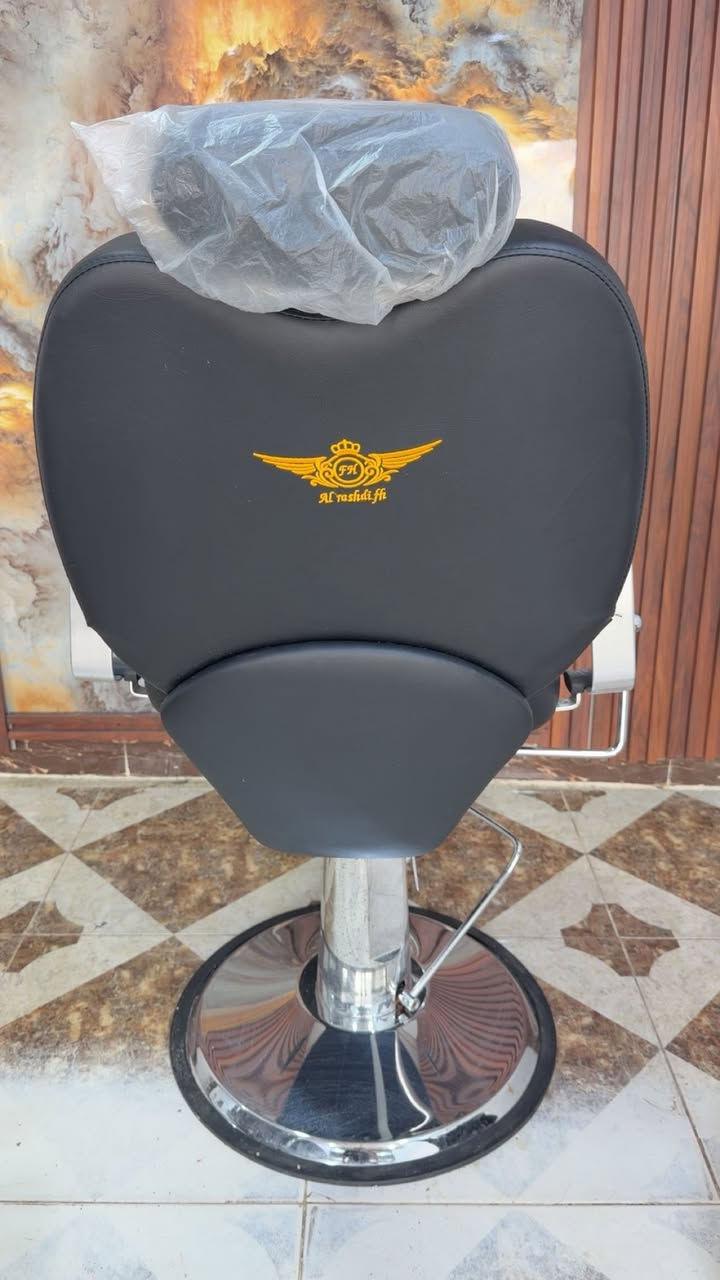 سلامً عليكم كرسي حلاقه ستخدام قليل كلش مزينين علي بس ٥ اشخاص نضيف كلش وهاي الطگات الي بي اول ماجبته طگ بلحديده مال السياره ***********
