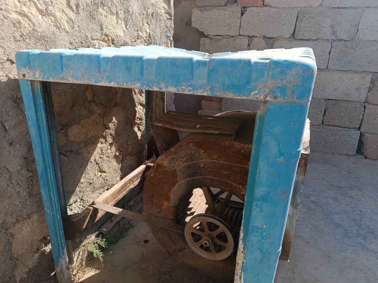 ​📢 غراض مستعملة للبيع
سلام عليكم شباب، عندي مجموعة غراض مستعملة للبيع  ماعرف اسعار كل حاجه نطيني سعره وتدلل
​1️⃣ مبردات هواء 
​المبردة الأولى (الزرقاء): مبردة حديد، الهيكل الخارجي مبين بالصورة  تحتاج بعض الصيانة البسيطة.
​االهيكل الداخلي والمروحة (البشارة) مالتها واضحة في الصورة وبيها زنجار خفيف بسبب المي بس تشتغل.
​2️⃣ بايسكل (دراجة هوائية)
​بايسكل حجم عادي، اللون أسود وموضح بالكامل في الصورة  نظيف ومستعمل، يحتاج نفخ إطارات 
​3️⃣ طباخات (عدد 2)
​طباخ منزدي (ميز): طباخ ستيل 3 عيون ماركة SAMIX، عينين كبار وعين صغيرة بالوسط (واضح في الصورة يحتاج تنظيف وتبديل فوافي وبيرنرات.
​طباخExpress مع فرن: طباخ كامل 4 عيون مع فرن، لونه أبيض (موضح في الصور ، الطباخ متروك ويحتاج غسل وتنظيف وترتيب لبعض العيون والأزرار المفقودة.
​📍 تفاصيل الإتصال والمعاينة:
​المكان: [الانبار/ الرمادي 5 كيلو قرب جامع التقوى]
​للتواصل راسلني خاص.


**إذا كنت صاحب هذا الإعلان وتريد حذفه لأي سبب، رجاءا أرسل رسالة إلى الدعم الفني**