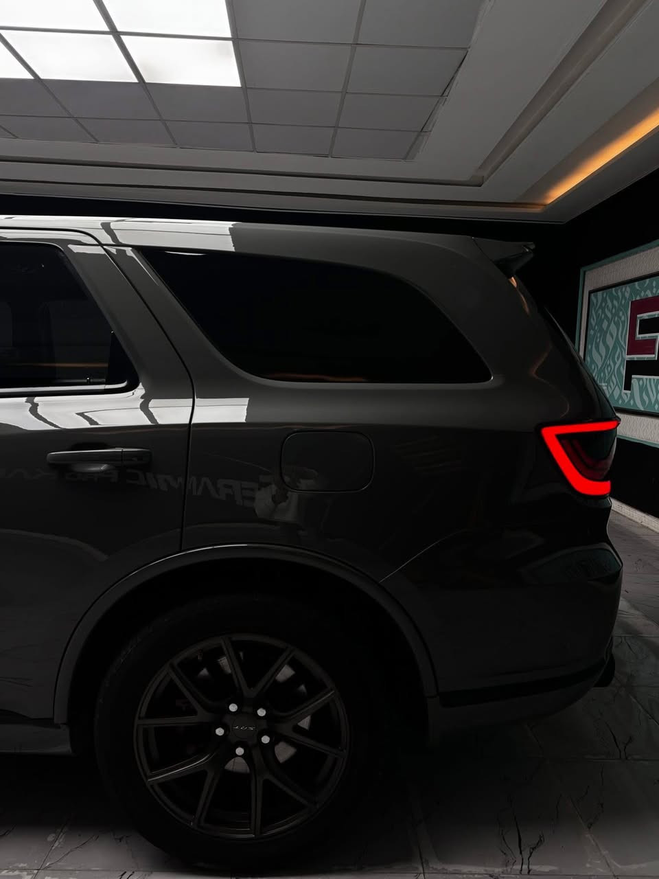 🔷سنة الصنع : 2023

🔷اللوحة : رقم بغداد مميز

🔶السعر : 280 وبي مجال بسيط

🔷الضرر : بنيد وجاملغ مبدل ومصبوغ ضرر سطحي فقط(سونار + رقم شاصي+ صور الحادث ) مذكورة داخل المنشور

🔷لون اسمنتي

🔷رقم الشاصي : 1c4sdjft9pc558152

🔷المواصفات: R/T

🔹حجم المحرك : 8 سلندر 5.7L 

🔹عداد المسافة: 45 الف قابل الزياده

🔹كشن السائق ذاكرة

🔹سقف رولز رويس

🔹انارات محيطية

🔹داشكام مرأة وسطية 

🔹رادار جانبي وخلفي

🔹سستم اكزوز SRT

🔹اكزوز ريمونت

🔹دشبول شامواه

🔹حساسات خلفية

🔹ستيرن SRT

🔹قطعتين تبريد

🔹كراسي جلد وشامواه

🔹كراسي الامامية كهرباء

🔹ويل كب حجم 20 انج SRT مع تخم تاير جديد

🔹لايتات LED بالكامل

🔹شاشه تحكم بالايعازات

🔹تحكم ستيرن جهتين

🔹بصمة ابواب وتشغيل وتشغيل عن بعد

🔹مع باقي المواصفات R/Tمعروفه 

🔹اويل كاتچ كان 

مكان السيارة :- كربلاء المقدسة
رقم الهاتف :- *********** ( واتساب )
                                       ***********
