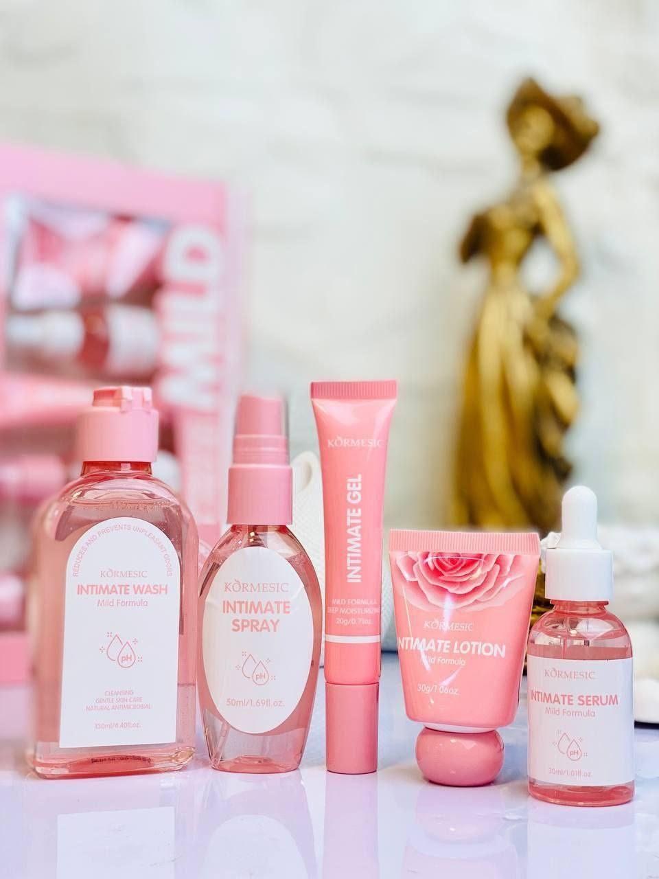 🌸 بكج الأنوثة المتكامل من KORMESIC 🌸
دللي نفسج وعيشي إحساس النظافة والأنوثة الحقيقية بكل وقت 💖  

هذا البكج مصمم خصيصاً حتى يمنحج:  
✨ نظافة وانتعاش يدوم لساعات  
✨ إحساس بالراحة والثقة طول اليوم  
✨ عناية متكاملة ولطيفة على البشرة  
💗 يحتوي على:  
• غسول الأنوثة  
• سبراي الأنوثة  
• جل العناية  
• لوشن الأنوثة  
• سيروم العناية  
🌸 رائحة ناعمة وأنثوية تخليج مميزة دائماً  
🌸 مناسب للاستخدام اليومي  
🌸 خيار مثالي لكل بنت تحب تهتم بنفسها  
🎁 مناسب جداً للاستخدام الشخصي أو كهدية  
يوجد خدمة توصيل لجميع المحافظات العراق للحجز والاستفسار خاص


**إذا كنت صاحب هذا الإعلان وتريد حذفه لأي سبب، رجاءا أرسل رسالة إلى الدعم الفني**