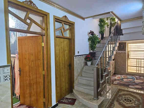 سلام عليكم عندي بيت البيع مساحت 200 متر عدد غرف نوم 3 مطبخ صاله كراج صحيات خارج استقبال محلات عدد 2 عنوان بغداد حي البتول قرب الملعب ولستفسار عل رقم ***********
