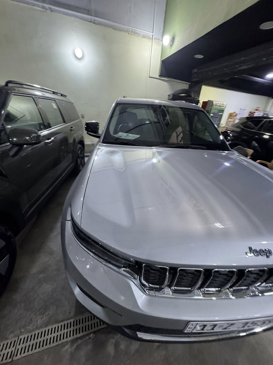 السلام عليكم جيب 2023 بلكن هايبرد 
بدون ضرر السيارت كلين جديده  مواصفات فول الفول 
بصمه 
شاشه 
شاشه دشبول 
نقطه عمياء 
كير ماوس 
عداد دجتال 
خرن كراسي 
كراسي كهرباء 
بانوراما 
هاند بريك بصمه 
السياره بعد بيها مواصفات فول. 
رقم بغداد الجديد 
السياره بدون ضرر وتقريرها بدون ضرر كلين وصور السونار موجود ماشيه 66  الف رايدها 340 للاستفسار ***********
