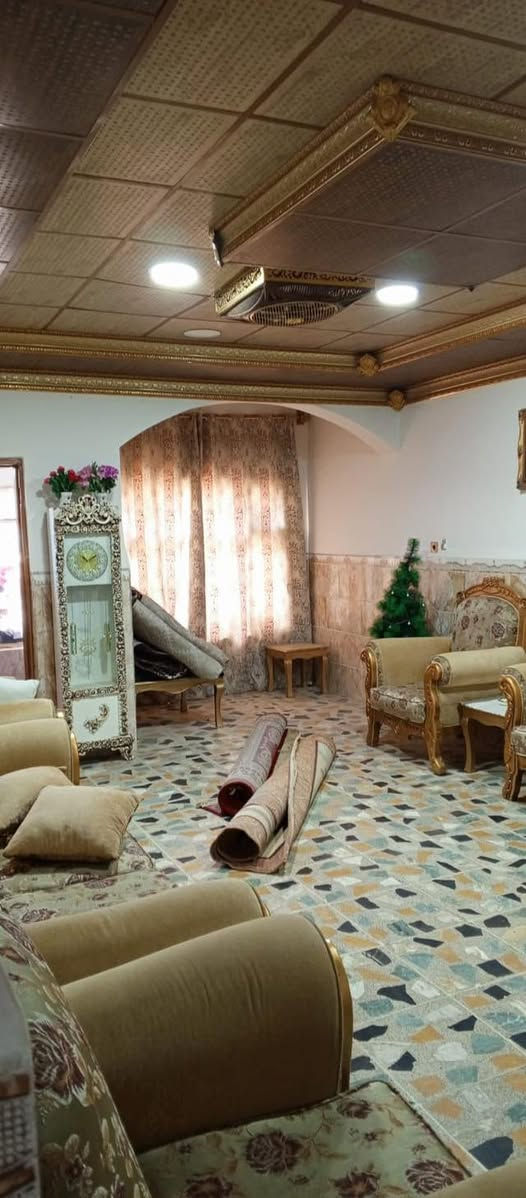 دار للبيع  بيع مستعجل جداً
يرهم دفعتين  بدفع مقدمه
طابو ملك  صرف بناء 2016  
موقع الدار الواسطي مطل على شارع عبد الرحمن خلف صيدليه الواسطي  منطقه هادئه جداً ونضيفه 
 مساحه الدار 218 متر 
الدار يتكون من ثلاث طوابق وكل طابق يشمل الصحيات 
الطابق الاول 
يتكون من ٣ غرف + مطبخ + وصحيات وترك عدد ثنين مع استقبال 
الطابق الثاني
 يتكون من ٤ غرف  واحده منهم تحتوي على بلكونه + صحيات وايضاً ترك 
الطابق الثالث
 يتكون من ٣ غرف مع سطح عدد ثنين + صحيات 
ويحتوي ايضاً على صحيات خارجيه + كراج للسيارات كبير ايضاً 
***********
‎السعر  على الاتصال لطفاً وسعره جداً مناسب
