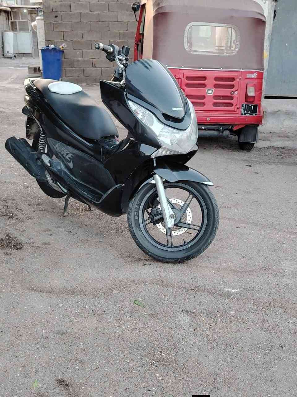 السلام عليكم bcx  جيل الاول عليها ادامه كامله راديتر جديد حجم المكينه 125 العنوان البلديات شارع الكهرباء سعر 1,300 بها مجال اتصال  ***********
