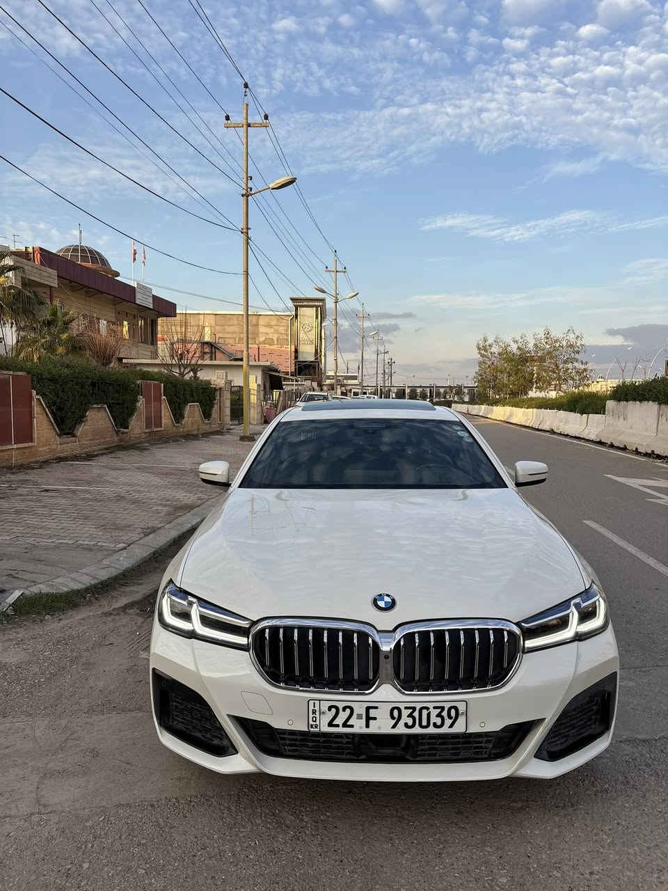 BMW 530e motorsport M package 2023
بلادية M package 
ماشية 48 الف كم 
سيارة بيها ثلاث أنظمة بلك ان "الكتريك يعني فول كهرب" وبانزين وهايبرد 
وبيها مود xtraboost يعني سيارة تطير
عدد الأحصنة 290HP 
وعزم دوران 420 نيوتن متر
السيارة فول مواصفات ومعروفة من رادارات وكاميرات 360 وقيادة ذاتية وداتا شو وتدفئة تبريد وكشنات امامية وخلفية الباقي المواصفات معروفة
بيها بصمتين الكارت وبصمة الموبايل
سيارة كلين تايتل بس بيها اقل من الشبر بالصندوق مصبوغة بسبب النقل 
سعرها 35 الف دولار 
تفاصيل والاستفسار
 *********** 
او على الخاص
