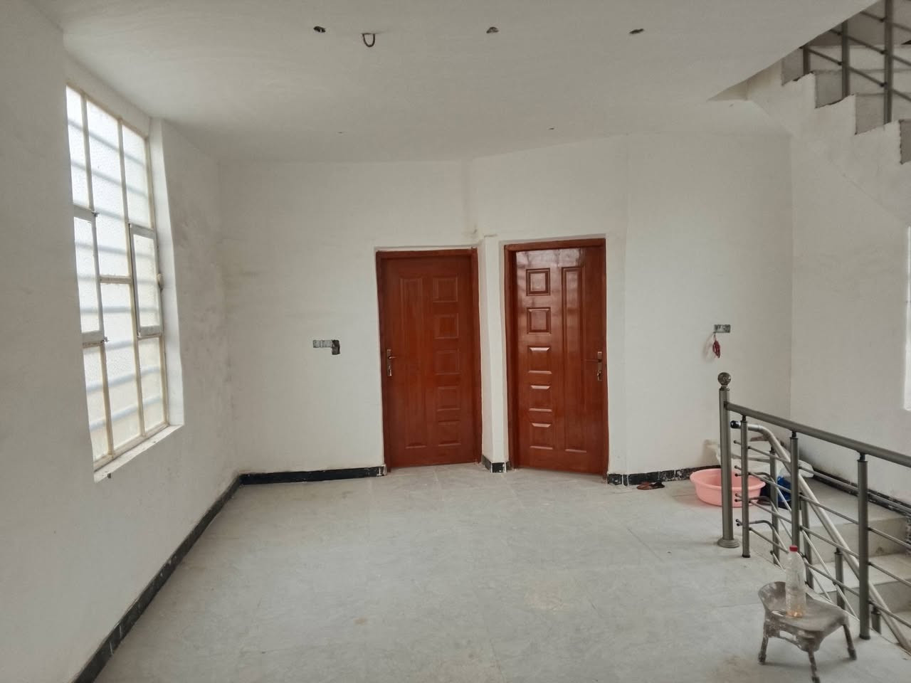 🏡بيت للبيع 🏡
طابو⬅️ اسهم مداور
💥العنوان⬅️ شارع السفينه قرب جامعة الامام الصادق 
⭕شارع 8 منر 
⭕مساحه 160 متر 
⭕واجه 9 منر نزال 18 متر 
طابقين طابوك🏡 كونكريت 
يتكون من 
▪️خمس غرف ▪️ثلاث صحيات▪️ اثنين صاله▪️ استقبال▪️ مطبخ 
االسعر💸💸 خاص 
للاستفسار الاتصال📞 على***********
