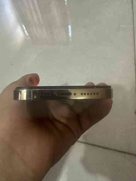 ايفون 14 برو ماكس ذهبي. ( أمريكي) يعني بدون سيمكرت فقط الكتروني مبدل شاشة    بطارية 88 اصلية.   الهاز كامل شغال و علفحص  بدون كارتونة  السعر 500 و بي مجال للاتصال *********** مكاني بغداد الطوبجي
