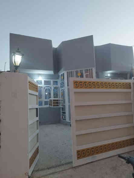 دار للبيع مساحه ميتين متر رابع دار عن الشارع العام غرفتين نوم مطبخ حمام تواليت صاله  طرمه مجمع صحيات خارجيه وداخليه ترك خلفي فارغ مابي اي نقص جمعيه طوريج شارع ام البنين السعر 110 مليون للتواصل مع مكتب الجراح للعقار ***********
