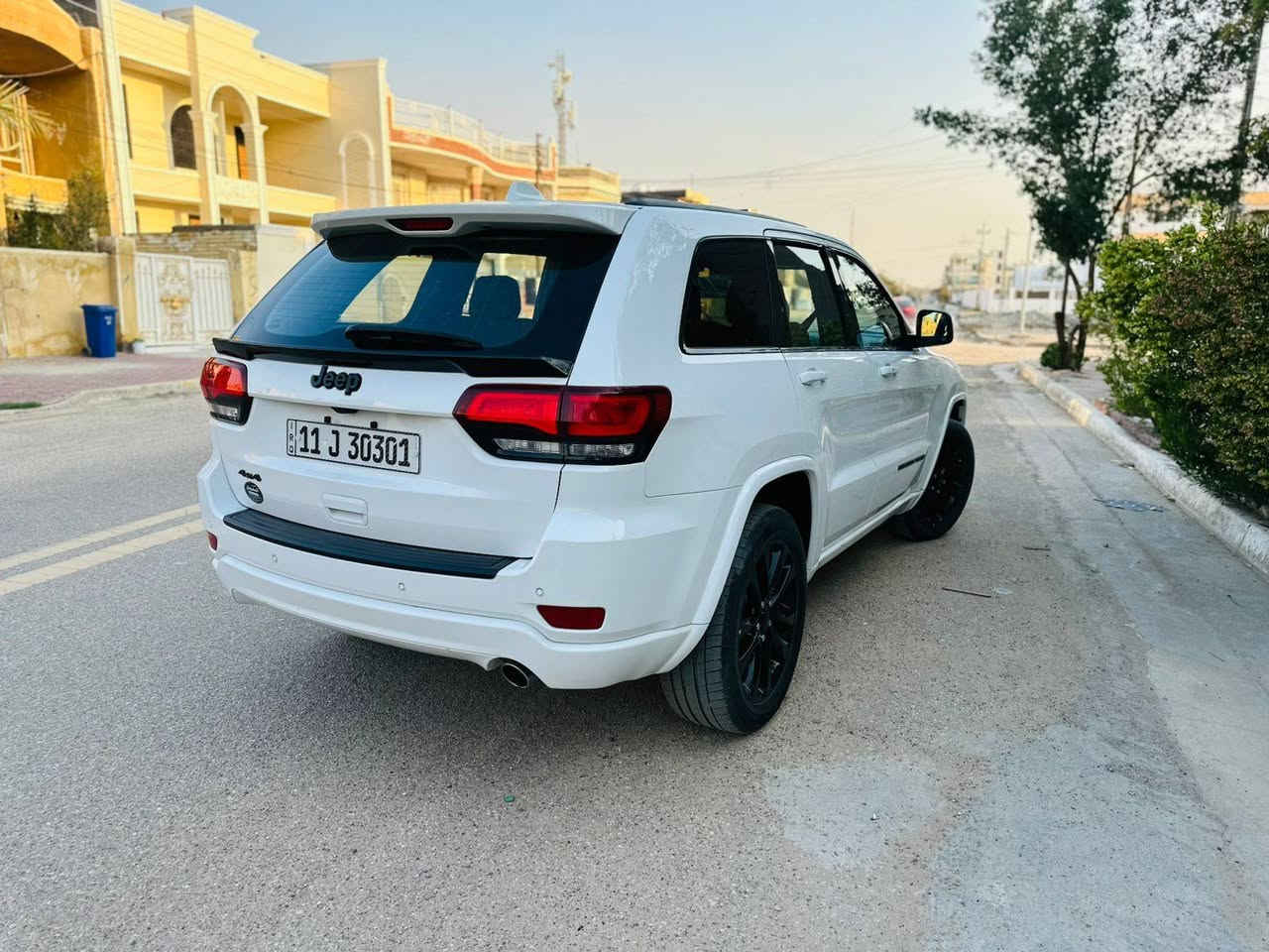 السلام عليكم
جيب ٢٠٢٠ بلاك توب 
فول واحد عل واحد 
رقم بغداد مميز وبأسمي 
ماشيه 70الف 
فتحه سقف 
بصمه 
رادار
شاشه كبيره وكامير خلفيه 
جنطه كهرباء 
تشغيل عن بعد
توقف ذاتي  
كشنات جلد وكهرباء وتدفئه 
وباقي الموصفات المعروفه 
السياره نضيفه وجاهزه 
بيه صبغ جاملغ وبنبد وباب رش 
السعر ٢٠٥ وبيه مجال 
الاستفسار ***********
