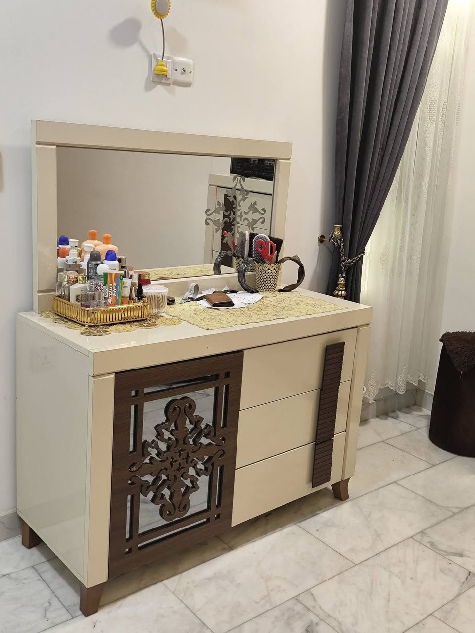 غرف نوم تركية درجة اولى ثقيل جدا مو سوكي مشتريها اربعة ملايين ونص تتكون من 7 قطع الكومدي والميزتواليت منه وبي اضاءة ليد تعمل على المحولة وايضا تحتوي على كله للسرير علما ان تخت السرير اول ما اشتريتها سويته تخت عمل خشب 200 الف دينار اخواني ابيعها حاليا مليون ونص بربع قيمتها تجي وتشوف بعينك شلون ثقيلة الشراي يتصل على هاتف *********** موجود واتساب او ماسنجر
