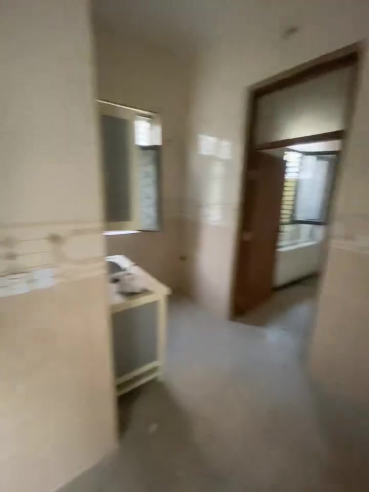 شقه طابق ارضي في شارع جامع مالك الملك غرفه وصاله علمطبخ وخدمات بدل الايجار٣٥٠ لاستفسار ***********
