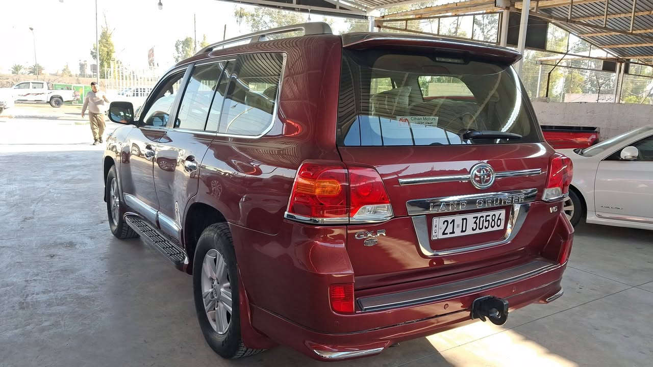 بسم الله رحمان الرحيم سيارة لاندكروز٢٠١٣للبيع سيارةجديده بمعناكلام مكفوله من كولشي ماشي ١١٠الف بدون صبغ بدون تعديل محرك بشرط رقم سنويه بشرط تحول شمالي مكان كركوك  رقم ه *********** ك ***********وسلام
