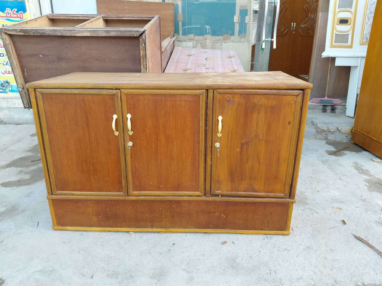 كناتير صاج مستعمله ابو الاربعه وابو اثلاثه مع بوفيه متر ونص صاج عنوانهم كوت حي الجهاد الجهاد النجارين نجارة ومعرض الحجامي الاتصال او مراسلة الصفحه ***********
