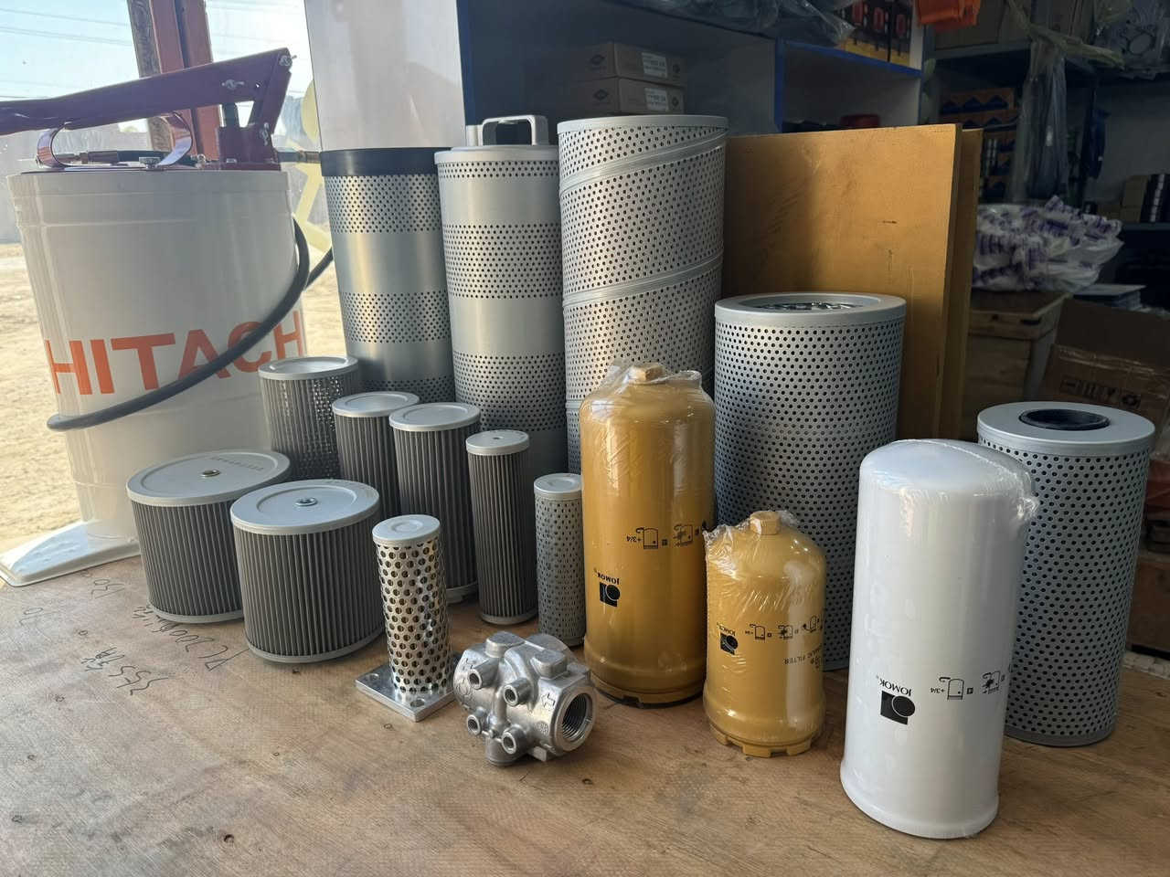 جميع فلاتر الهيدروليك والكاز للحفارات والشفلات متوفره كميه جمله بأسعار مناسبة 
مع خدمة التواصل لجميع مناطق العراق 
لتواصل خاص وعلى الواتساب 

0780 869 1478
