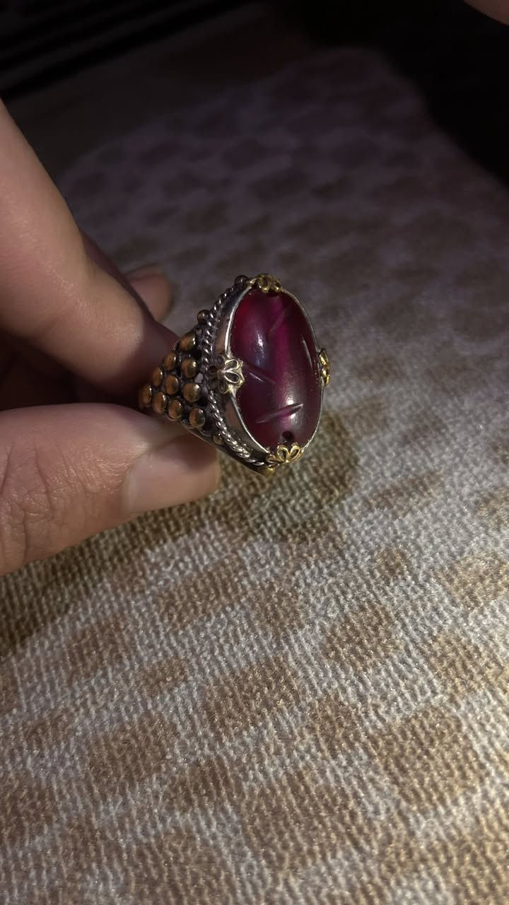 ياقوته عباسيه قديمه للبيع حجم كبير 2سم صياغه صفري سعره 400 رقمي ***********
