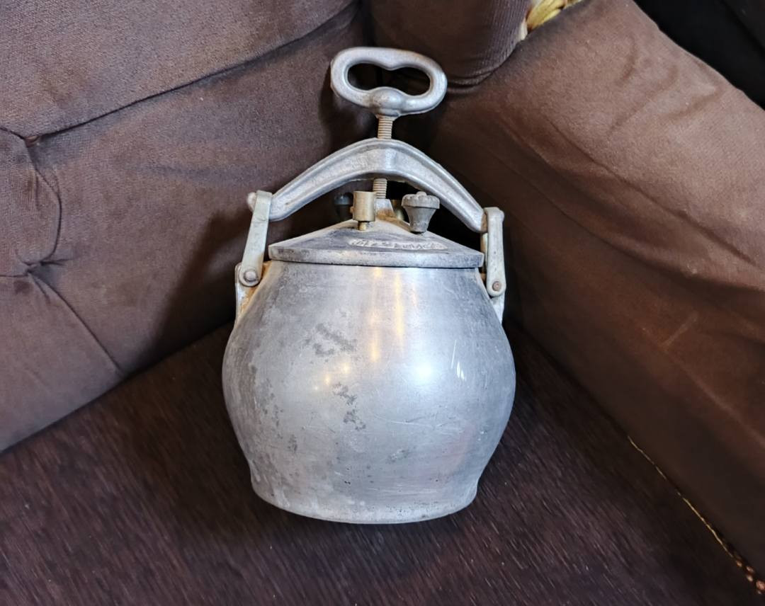 السلام عليكم قدر ضغط قديم معدن فافون كل ضرر مابي للبيع السعر ٢٥  ولشراي ولحجزعل خاص يوجد توصيل ***********
