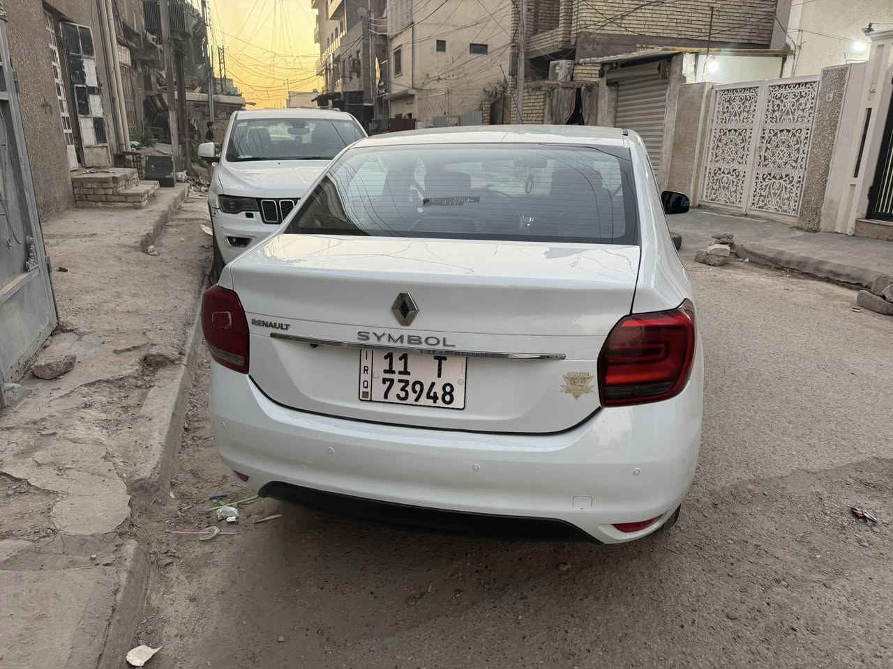 رينو سمبل مديل 2019 
محرك 1600 اقتصادي 
كير ومحرك كفاله 
سياره مدوشمه وارضيات جديده 
تدفئه وتبريد شغاله 
رقم بغداد انكليزي 
السعر90$
العنوان: بغداد الشعب سوق شلال 
الرقم:***********
