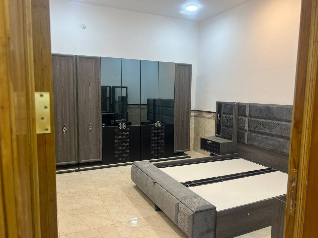 بيت مساحته 140 متر طابو زراعي  بناء حديث يحتوي على غرفتين نوم ومطبخ حار وبارد واستقبال وكلدور وصحيات داخليه وخارجية حي الجزائر شارع انور الحسيني مقابل مولده
145 وبي مجال 
***********
