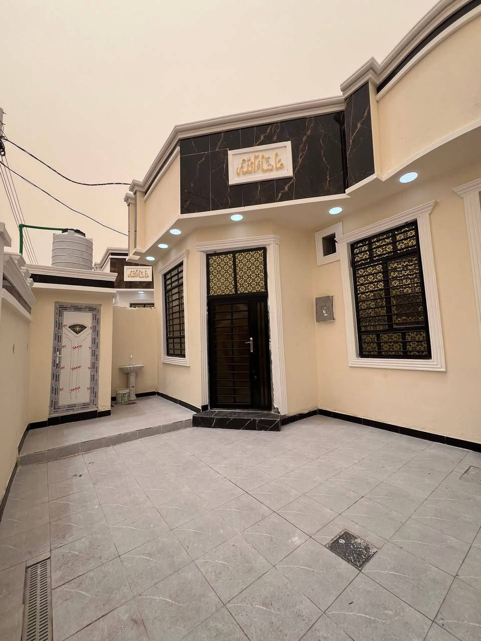 دارين سكن #متجاورات 🏠
البصرة - ابي الخصيب - طريق سيد حامد 
قرب مدينة الأندلس السكنية 
#مساحة_الدار_الواحد :: 165م
#يحتوي_كل_دار :: كراج . صالة . مطبخ . استقبال
صحيات داخلية وخارجية . غرفتين منام . مناور 
ملك صرف زراعي عراقي نموذج 25
البناء حديث / شغل مرتب 
شارع 10م : ماء : كهرباء : انارة : مدارس 
#سعر_الدار_الواحد : 85 مليون قابل للتفاوض
#للأستفسار :: ***********
