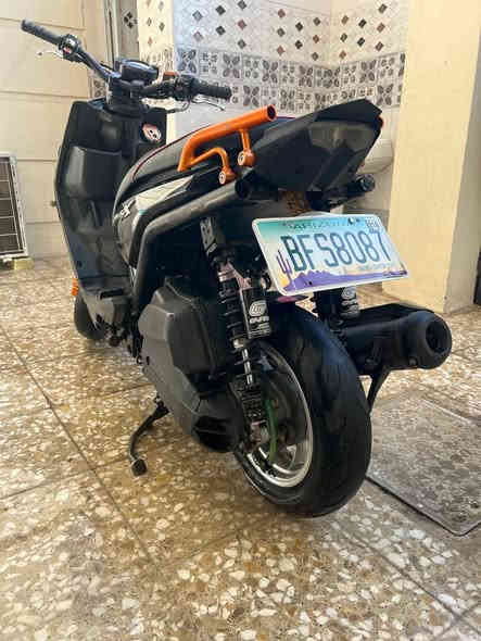 سلام عليكم شباب جبلي ام عيون للبيع دراجة مزودة وكفالة عامة تجي تفحص وتكلب بيه ستيرن رياضي ويالة  وفج وفلنجة وصدر امامي وصدر خلفي وقاعدة رقم بكلايت r6 وبيه كلجات wf وقبق كلجات قباقه مكينة زرك بعد خير من الله غراض بيه سعرة 1300وبيه مجال مكان الامين الثانيه متواجد واتساب وعل رقم ***********
