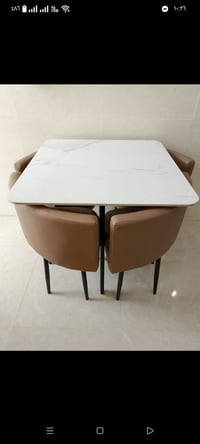 ميز طعام للبيع جديد مابي اي شي وج الميز مرمر وكراسي جلد السعر 150 الات...