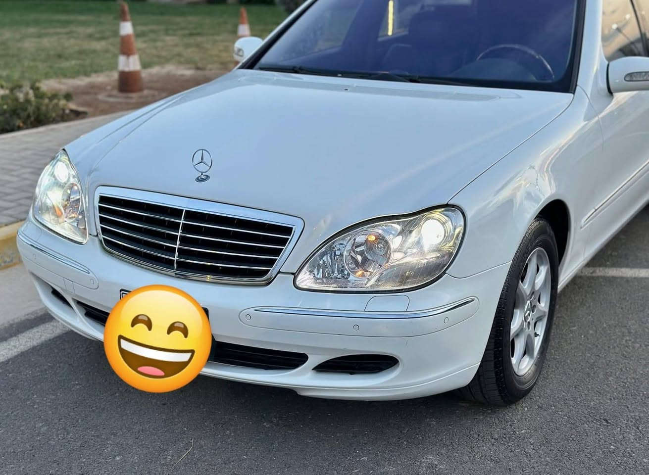 تحفة للبيع 🌟
***********
​Mercedes-Benz S 500 موديل 2004(أصل)
​🚗 الحالة: للبيع السيارة شرط "باكيت لوك" وجاهزة من كل النواحي.
​🛠️ الملحقات: العدّة كاملة مع السبير والكتالوجات الأصلية موجودة.
​📄 الأوراق: رقم بغداد (مشروع وطني) باسمي، أصولية مع سنوية وهزة وفحص جديد.
​🔹 البدن والسلامة:
​مكفولة من الحادث والضربة.
​تحتوي على قطع ونصف رش "كلير" تجميلي في اليابان فقط.
​
​جام أزرق عازل للحرارة + ايرباكات سليمة بالكامل.
​🔹 المواصفات والتفاصيل:
​🔑 بصمة تشغيل + صندوق شفط.
​☀️ سلايد روف (فتحة سقف).
​🎈 نظام التعليق: 4 جوبلسات بحالة ممتازة (تصعد وتنزل حسب الرغبة).
​🪑 الداخل: جلد أسود بحالة جديدة جداً + كشنات كهرباء مع ميموري (3 وضعيات) وهتيارات (تدفئة).
​❄️ التبريد: 3 قطع + ثلاجة وسطية.
​🎡 الستيرن: تحكم جهتين + كهرباء + تدفئة ستيرن.
​💡 الإضاءة: لايتات زينون بلادية + داينمك (تتحرك مع الستيرن) + زراك لايت + لايت أوتو + إنارة ترحيبية خارجية وداخلية.
​🔊 الصوت والترفيه: سستم صوت BOSE احترافي + شاشة وسطية 3 أنظمة + شاشة أعطال.
​⚙️ القيادة والأداء: كير 3 وضعيات (Sport / Comfort / Auto) + مثبت سرعة (كروز كنترول).
​🛞 الويلات والحدادية: ويل 19 بلادي + صدر أمامي وخلفي جديد.
​🛡️ إضافات أخرى: حساسات أمامي/خلفي + حساس مطر + مري قلاب مع الرجوع + دوسات نيكل كروم.
​📝 ملاحظة:
السيارة بدون أي نقص نهائياً، أحلى من الصور، تجي تشغل وتتوكل على الله.
​📍 المكان: بغداد
📞 رقم الهاتف (للاستفسار): ***********
(يرجى الاتصال تلفونياً لعدم التواجد المستمر على الإنترنت)
💰 السعر: اتصل وتدلل (سبب عدم ذكر السعر تجنباً لكسر حلال الناس).
