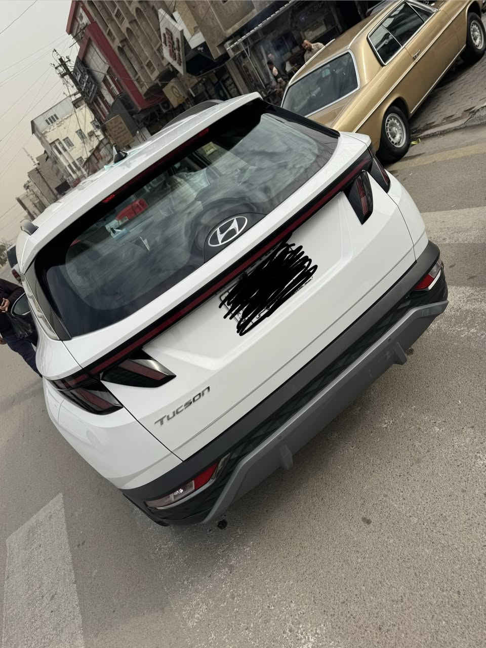 توسان 2023 خليجي اللون ابيض ماشية 40 الف المواصفات فول عدا بانوراما و بصمه ابواب وتشغيل و كرسي كهربائي عدد2  والداخل ابيض  حساسات امامي وخلفي  وكامره وشاشة كبيره المحرك 2000 كير محرك كهربائيات صدر كير محرك تبريد مكفول من كلشي بدون صبغ فقط بيه بارد الباب الخلفي عكس السائق  الرقم بغداد مشروع وطني مكان السيارة بغداد الاعظمة او الصليخ السعر 213 ورقه بسه مجال اذا مراوس حسب القناعة للتواصل *********** ابوحسن
