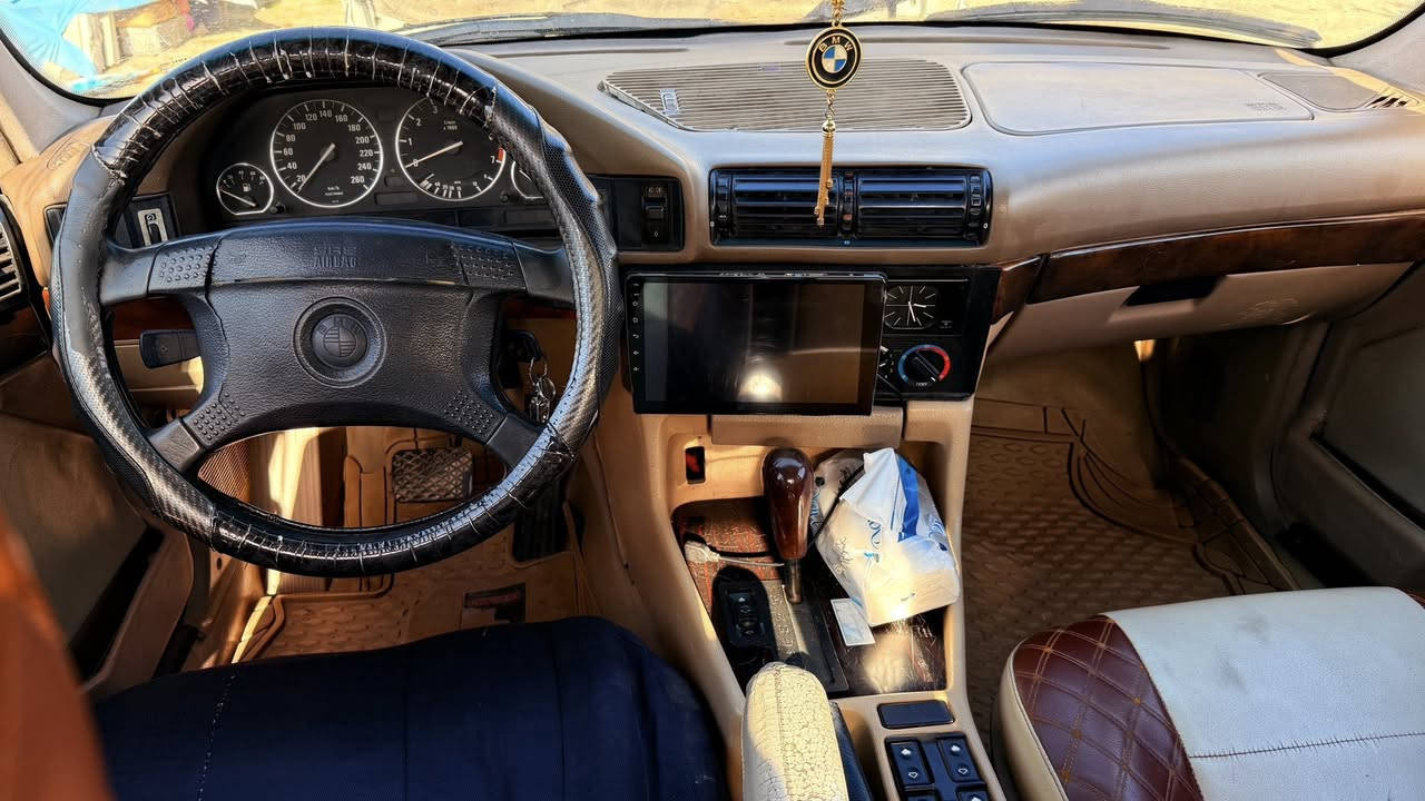 سلام عليكم
*********** واتساب او اتصال
سعر ( 50) وبي مجال 
بي ام525 موديل (91) محدث 95  رقم أنبار 
محرك مسكر دبل فانوس 28
كير اوتوماتيك 
كير و محرك شرط 
بجم عريض 
جام كهربائي شغال 
داخل عسلي 
بدون ضربه
مكانها صلاح الدين
