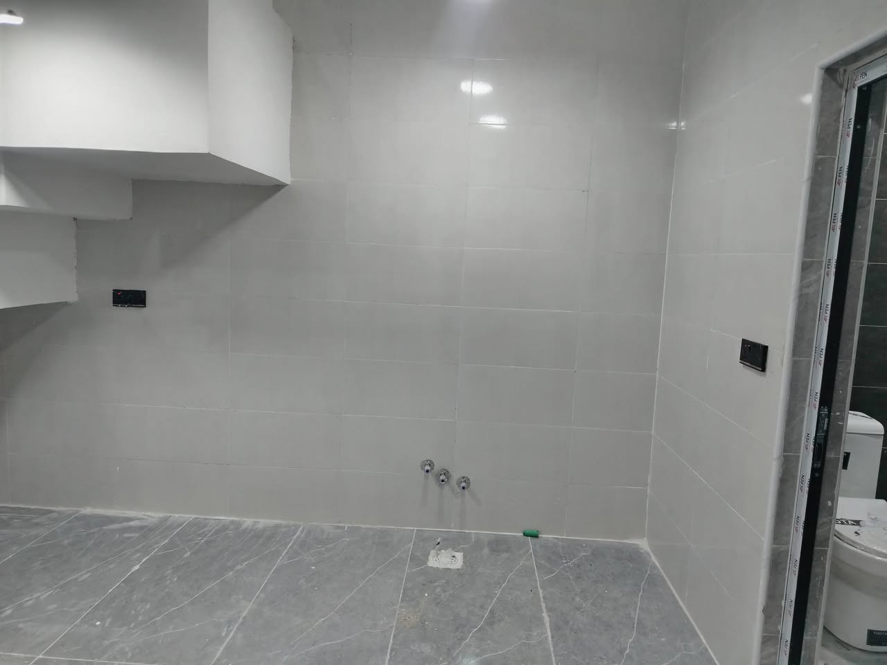 السلام عليكم 
بيت مساحة 50 متر الواجهه 4.35 م والنزال 12 م
تسليم مفتاح موقع مميز 
حي الأعلام ضهر سنتر الأعلام 
شارع هادىء ومرتب 
البيت بناء درجة أولى يحتوي على حمامات عدد اثنين 
وغرفتين وصالة ومطبخ 
يحتوي المنور على شلال

والاستفسار راسل صفحه او اتصل على رقم التالي
***********
