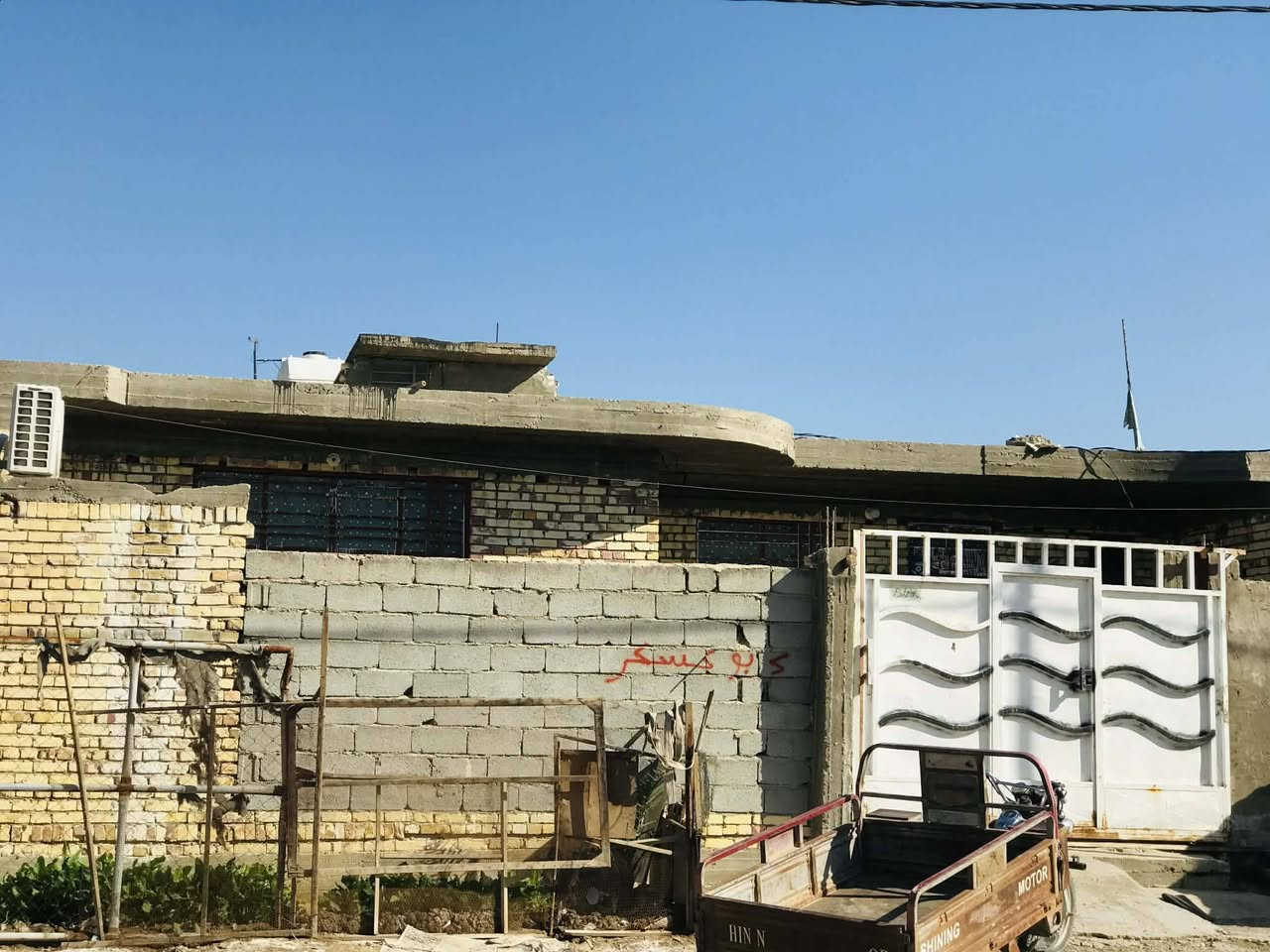 ياالله دار للبيع المساحه250م طابو صرف جاهز للسكان البيت يتكون من غرفتين نوم وحده سويت 
وصاله كبيره ومطبخ حار وبارد صحيات خارجي وداخلي بناء البيت2024 بناء طابوك صب مسلح 
العنوان طويريج ام الهوى شارع الحمداني الاستفسار مراسله صفحه او الاتصال على الارقام التاليه او مراجعه مكتب سيد علي النعيمي 
***********
***********
***********
