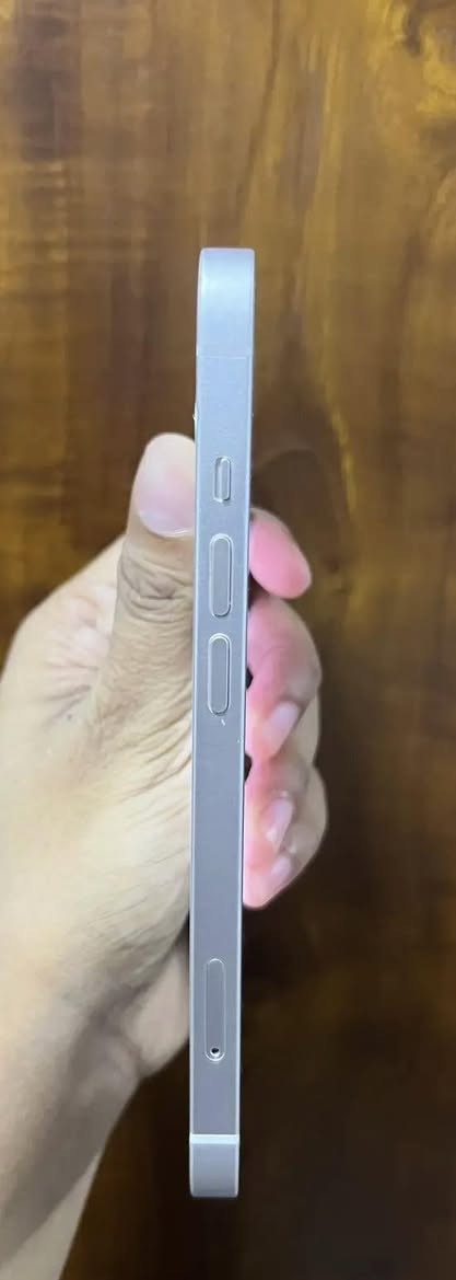 السلام عليكم ايفون 
13 عادي 
جهاز نضافه 100/100 شخط مابي 
اليوم بدلتله بطاريه 100 قطعه اصليه من ابل ضمان 4 اشهر بيها غير 
الجهاز دبل سيم كارت عربي شرق اوسط 
والباقي مكفول كفاله عامه فيس ايدي شغال 
ذ 128 
مكاني بابل الحله قرب جسر بته 
***********
