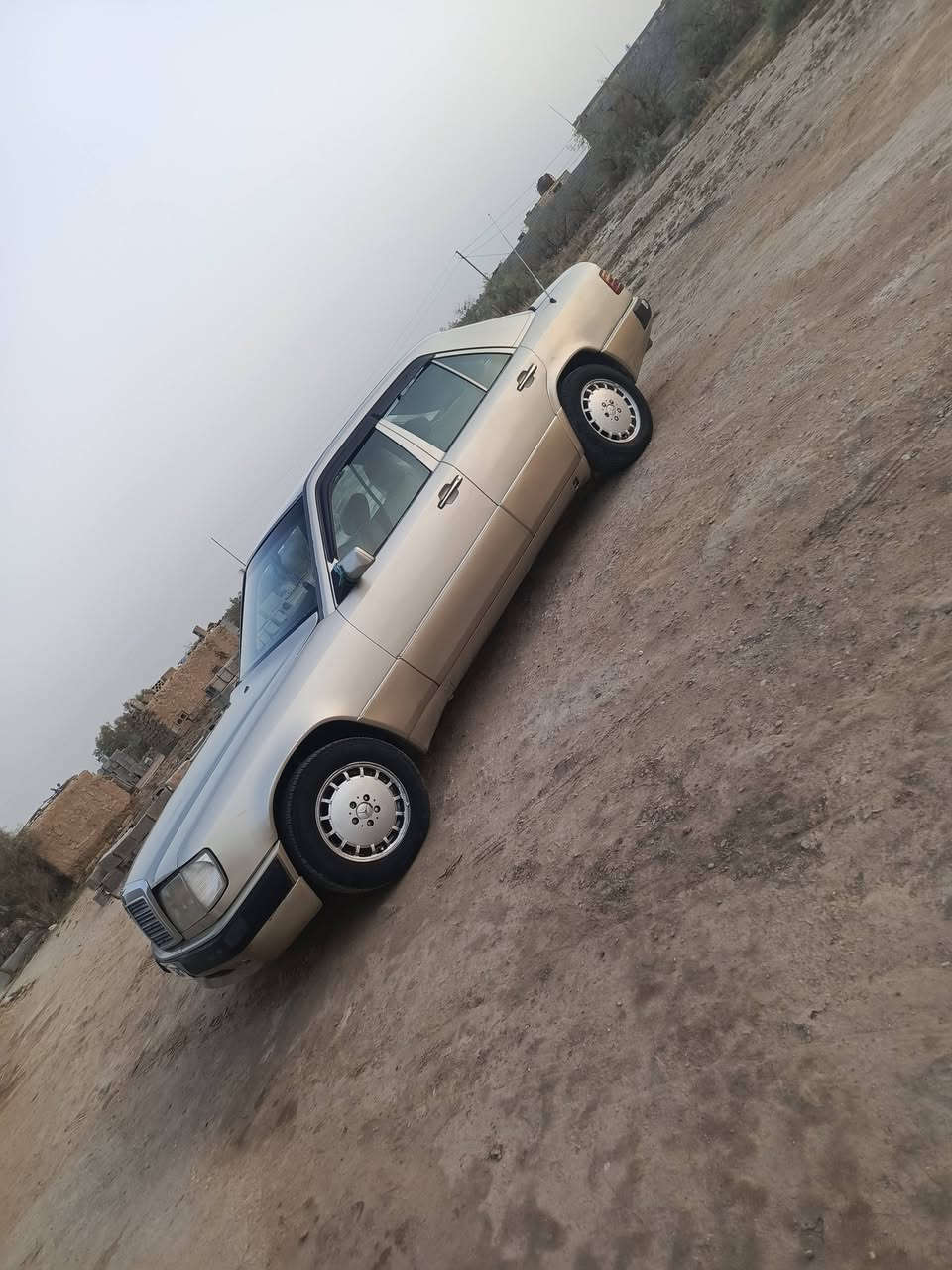 سلام عليكم دب البيع موديل 90 اصل رقم بغداد صدامي وراعيه موجود في الرفاعي وهيه موجوده هم بل رفاعي مكفوله من ضربه والحادث ما عده صبغ جماليه وقواعد سليمه  حداديه صدر جديده قبل سبوع مئسويه ولوره 60بل ميه سعر 65 وبيه مجال موجود عل خاص *********** ونا خادم وذا كو مراوس راوس وطي فرق بسبه راكب ونيفاره بيكم المالم حسب القناعه
