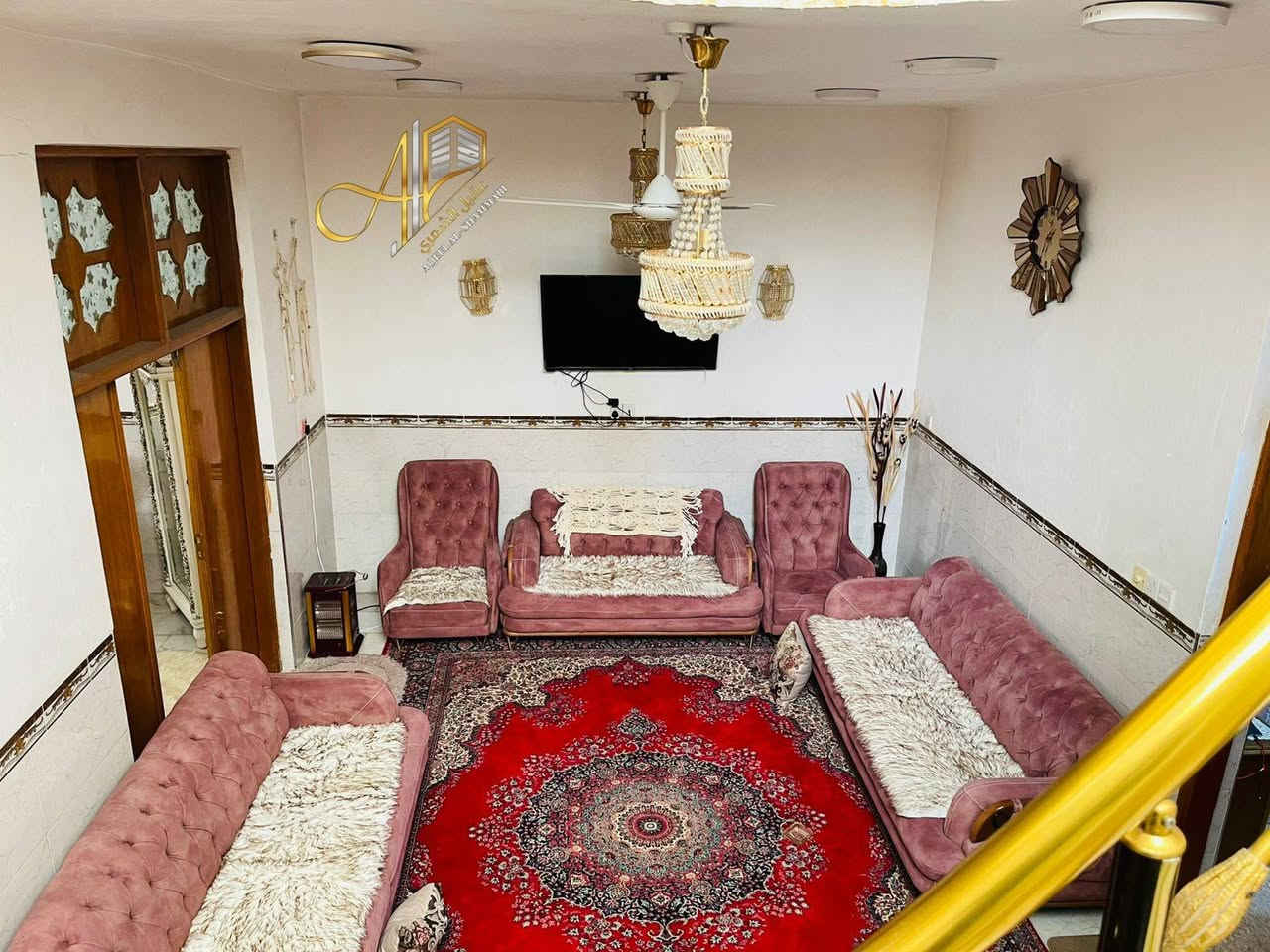 بيت للبيع في المسيب – داخل الولاية 

يقع العقار داخل الولاية شارع بيت مكاو بمساحة 132 متر مربع، ويتكون من طابقين بتصميم عملي ومريح يلبي احتياجات العائلة. يحتوي المنزل على ثلاث غرف نوم، إضافة إلى استقبال أنيق وصالة ، مع مطبخ متكامل ومجاميع صحية.

تم إنشاء البناء عام 2018، ويتميز بتشطيب جيد وأرضيات من المرمر تضيف لمسة فخامة وأناقة للمسكن.

السعر المطلوب 145 مليون دينار ( قابل للتفاوض )
سند العقار ... زراعي – ملك صرف.

للاستفسار والمعاينة:
مكتب عقيل الشمري للعقار
العنوان: المسيب – الشارع العام فلكة الحي الصناعي مجاور ابو مروة للسيراميك 

***********

#عقيل_الشمري #عقارات #بيت_للبيع #المسيب_اليوم #realeastate
