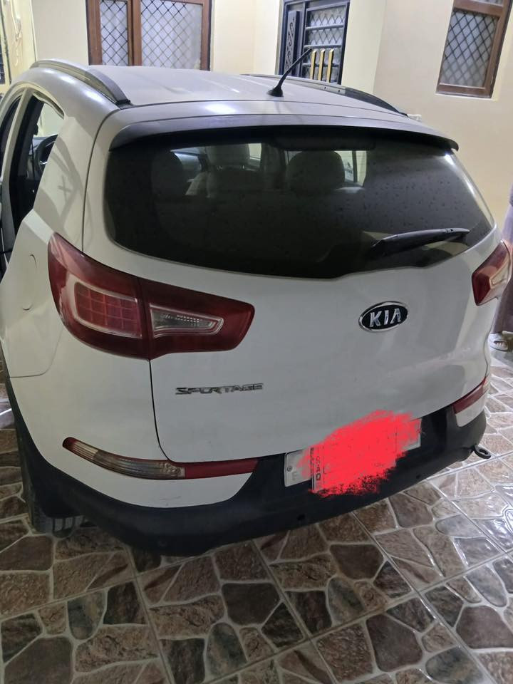 سلام عليكم 
كيا سبورتج للبيع موديل 2013  بسمي شخصيا وراد خليجي بيها صبغ رش فقط السونار مو جود مرفق بالصور رقم بغداد مشروع وطني  مكينة  دوش 2400 مكينة  تبريد ثلج تخم تاير جديد بدون نقص السيارة نظيفة استعمال شخصي بصمة تشغيل مكاني ديالئ بعقوبة المركز  السعر 135 وبيها مجال 
***********
***********
