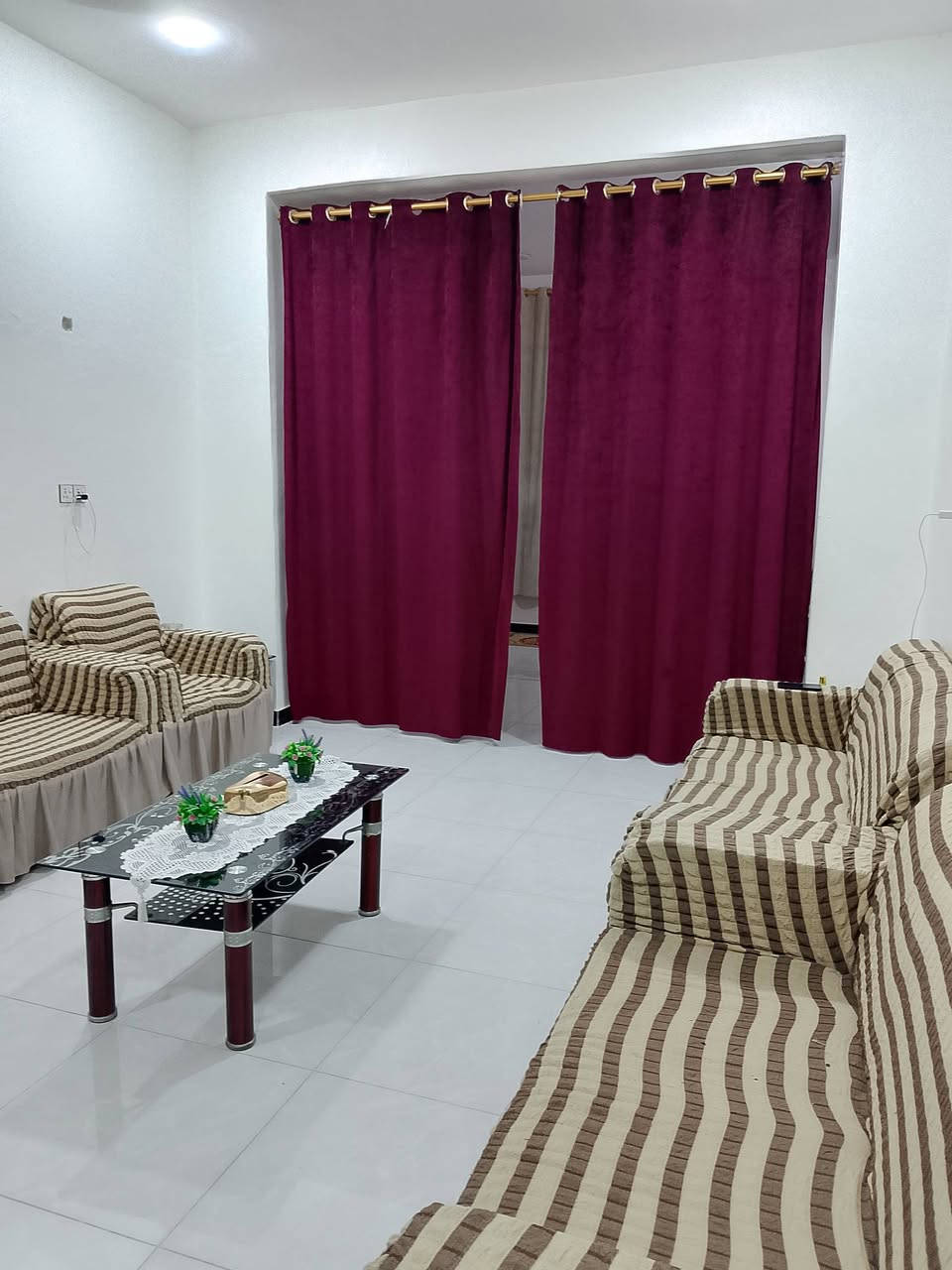 سلام عليكم دار للبيع مساحه 200 متر طابقين يحتوي علئ 4 غرف نوم الموقع طهمازيه شارع مدرسة الهدف كامل خدمات مي مجاري تبليط للاستفسار مراسلة الحساب او تصال علئ رقم ***********
