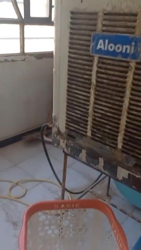 شقة ملك للبيع طابق ثالث تحتوي على صالة وغرفتين نوم ومطبخ كهرباء دفن بياض جديد ازارة وراح تنصبغ جديد صبغ درجة اولى موقعها ابي غريب مجمع عمارات الالبان قرب المدارس والسوق السعر المطلوب ٤٥ مليون مع مجال حسب الاتفاق للاستفسار 
*********** وتساب 
***********
مكتب الخضراء للعقارات والاراضي الزراعية
