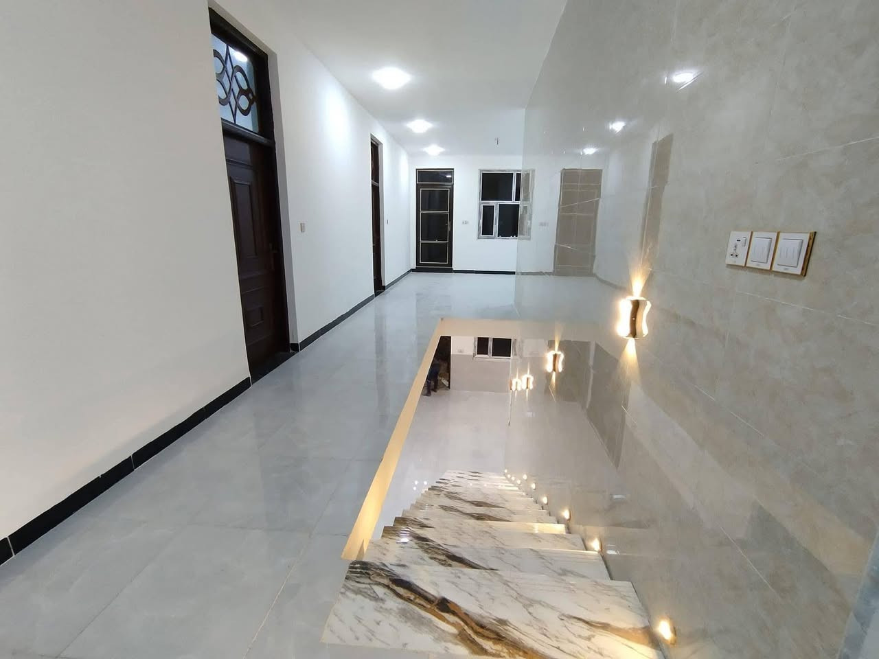 عيدكم مبارك
كل عام وانتم بخير 

بناء منازل 
درجة أولى 
نقد وبالتقسيط المريح
فقط محافظة ديالى بعقوبة 
( اقضية ونواحي)

🏗️ تندر بناء كامل - تسليم مفتاح

المرحلة الأولى: الأساسات

 • تنظيف الأرض، فحصها من قبل المهندس 
 • رش مبيد حشري مكافحة الأرضة والحشرات

⸻

المرحلة الثانية: أعمال البوكس 

  .عمل بوكس قياس 40*50 
( الشيش نوع العتبة،،، قياس 16 ملم ،،، اتاري (~4*1)
  . عمل وزن قياس 30 سم يشمل منه (10سم) صب باتلو 
  . تزفيت البوكس والباتلو معًا 
 • تنفيذ شبكة المجاري باستخدام أنابيب “ألبركة” الأصلي وأنبوب للمنهولات.
. صب الارضيه بالكامل ( صبة النظافة) بعد التصفية والحدل و نايلون زراعي وفلين مضغوط للجوينات 

⸻

المرحلة الثالثة: أعمال البناء

 • البناء بالطابوق الأصفر الجمهوري (معامل النهروان).
 • تأسيس خطوط السبالت والمرازيب.
 • البناء بارتفاع 3.50 م، ليكون ارتفاع الطابق الأرضي الصافي 3.50 م.

⸻

المرحلة الرابعة: أعمال القالب والسقف

 • تأسيس أنابيب الكهرباء والجكشنات داخل السقف. وانابيب  السبالت ، وانابيب تصريف مياة الامطار، وكاميرات المراقبة .
 • تسليح السقف باستخدام شيش العتبة الأصلي.
 • تنفيذ جسور الفراغات الكبيرة حسب الأسس الهندسية.
 • صب السقف باستخدام مواد مفحوصة مختبريآ 
والعمل يكون خبط يدوي وليس مركزي 

⸻

المرحلة الخامسة: الطابق الأول والبيتونة

 • تنفيذ بناء البيتونه والستارة
 . تنظيف السطح وغسلة بالكامل 
 . رش الفلانكوت للسطح بالكامل 
 . تزفيت السطح بالكامل والبيتونه 
 . بناء السياج الخارجي وبقواطع مسلحة 
 .تنفيذ وضع باب حديد سلايت خارجي 
 . بناء مخزن للمجاري 

 • الأشتايكر: تطبيق مادة الأشتايكر مع عازل (فلين ).

⸻
المرحلة السادسة :أعمال الكهرباء والماء والتشطبيات الخارجية

 • الماء: تأسيس 3 خطوط PPR (انبوب مسلح كوري المنشأ )، مع تأسيس خطوط تقطير للسبالت، وتشطيب الصحيات والخلاطات (منشأ تركي).
 • الكهرباء: تأسيس بأسلاك سنكل(أردني الفنار)، مع إنارة بضمان سنتين.

⸻
المرحلة السابعة:الأبواب والشبابيك والمحجرات
 • الشبابيك: حديد أو ألمنيوم حسب الطلب.
 • الأبواب:
 • خارجي: حديد.
 • داخلي: تركي (225 ألف).
 • الحمامات والمناور: PVC 
 • باب الصالة: حديد ثقيل.
 • المحجرات: ألمنيوم واللون حسب اختيار صاحب الدار.

⸻
المرحلة الثامنة:أعمال السيراميك والبياض والأرضيات.
 • السيراميك: إكساء جدران الحمامات والمطبخ بسيراميك (هندي، إيراني أو إسباني حسب الاتفاق).
 • البياض: لبخ الجدران سمنت بالجص والبو رك درجة أولى، مع عمل مساطر ومعالجة الطابوق.
 • الأرضيات:
 • كامل الدار والسلالم: بورسلين أو كاشي حسب الاتفاق
 • الحمامات: نوع هندي او ايراني حسب الاتفاق.
 • المناور والكراج: سيراميك مسلح حامضي.

⸻
المرحلة التاسعة:الواجهة
 • صبغ كامل للواجهة الخارجية بطلاء “جوتن”.
 • تسليم بعد تنظيف وغسل شامل للدار.

⸻
المرحلة العاشرة:هدايا مجانية لصاحب الدار
 1. ماطور ماء مع الربط.
 2. تأسيس منظومة كاميرات + بوكس إنترنت.
 3. خزان ماء سعة 1000 لتر.
 4. ديكور جبسن بورد للصالة.
 5. صبغ داخلي للدار بالكامل (أوف وايت أو أبيض).
 6. تصميم مجاني للخارطة والواجهة.

⸻

ملاحظات هامة
  .يتعهد صاحب الدار بتسليم المقدمة كاملة والاقساط الشهرية كلا في وقته واذا تأخر بشهر من الاشهر يسدد قسطين بالشهر الذي يلية
 . في حال اضافة اي فقرة غير متفق عليها خطيًا 
  يكون مبلغ عملها نقدًا 
  .فقرات البناء النهائية تكتب خطيًا خلف ورقة المكاتبة بين الطرفيين وبالشهود 
 • التندر يشمل المساحات من 100م² فما فوق، وعدد الطوابق 2 أو أكثر.
 • للمساحات الأقل من 100م²، يُضاف مبلغ يتراوح     بين 25 – 50 ألف دينار للمتر حسب المواصفات.
……………………..
للتواصل الاتصال 
***********
***********
     المقاول
حجي عبد
