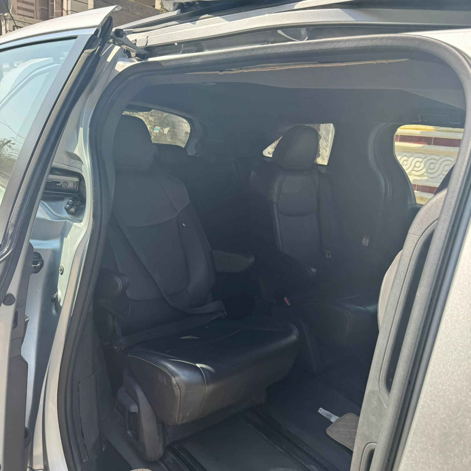 سيارة تويوتا سينا لون سلفر 
موديل 2022 هايبرد 
محرك 2500 اربعة سلندر 
فئة XSE 
حادثها جاملغ خلفي ايربالك بردة فقط طاك 
ماشية 50،000 كيلو متر وقابل للزيادة 
السعر المطلوب 270 ورقة وبيها مجال 
الرقم *********** للتواصل والاستفسار الجاد فقط السيارة موجودة في بغداد
