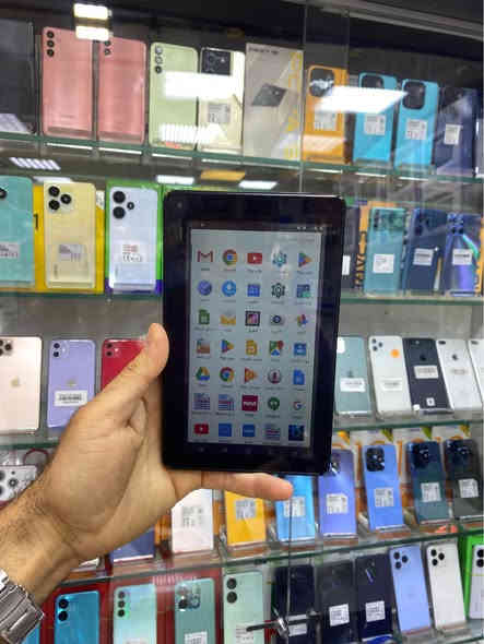 ايبادات امزون حجم 7 السعر 35 الف ذاكرة 16 
يشغل جميع البرامج حتى و ان فرمتت الجهاز يبقى اليوت يوب شغال 
العنوان معرض ضياء شارع الخليج مقابل مرطبات زهرة الخليج 
*********** الصويرة
