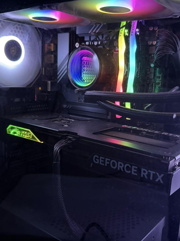 للبيع Setup Gaming كامل
- المواصفات:
Intel Core i7-14700F (14 جيل)
89 RTX 4070 SUPER 12GB
- RAM 32GB
H 2TB SSD + 2TB SSD
Gigabyte Motherboard
• Windows 11 Pro
تبريد مائي
الإضافات:
 مايك Audio-Technica احترافي
& HyperX Cloud III
Logitech G502 HERO
Razer BlackWidow V4 X RGB
Mousepad CYBEART
أداء بكل الألعاب بدون تقطيع
3.500.000 دينار عراقي
متوفر توصيل جميع محافظات العراق 
***********
