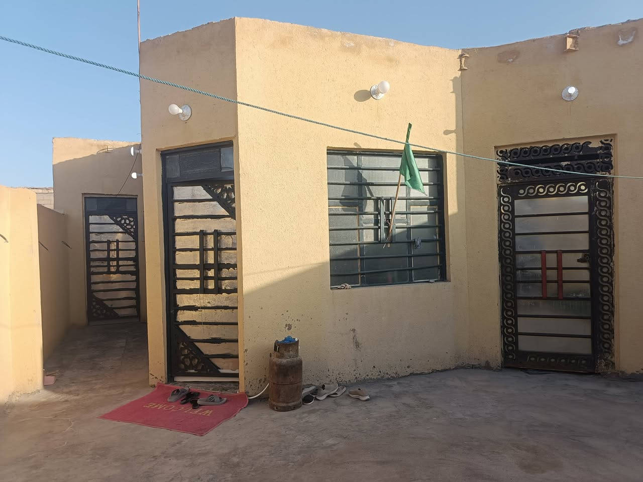 بيت في منطقة ال محينه قرب مدرسة الامام الباقر
مساحة 200
يحتوي علا غرفتين وصاله ومطبخ وصحيات داخليه وخارجيه وديوانيه بيت بناء جديد بلوك 
للستفسار ***********
