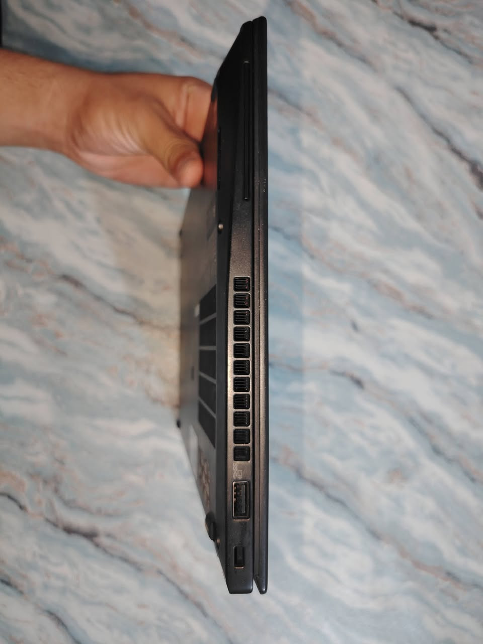 لابتوب Lenovo ThinkPad T14s بحالة ممتازة ومواصفات قوية
لابتوب Lenovo ThinkPad T14s بحالة ممتازة ومواصفات قوية
المعالج (CPU): Intel Core i7-10610U (سرعة تصل إلى 2.30 GHz)
الذاكرة العشوائية (RAM): 32 جيجابايت (بسرعة 2667 MT/s)، ممتازة جداً للتعدد المهام والبرامج الثقيلة.
التخزين (Storage): هارد 512 جيجابايت SSD لنظام سريع وتشغيل لحظي.
كارت الشاشة (Graphics): Intel UHD Graphics
الشاشة: مقاس 14 بوصة (مدعومة باللمس - Touch Screen مع دعم 10 نقاط لمس).
نوع الجهاز: Lenovo ThinkPad T14s (من الفئة الأعمال العملية والمعروفة بقوتها ومتانتها).
نظام التشغيل: ويندوز 11 الأصلي (مع دعم نواة 64-bit).
حالة الجهاز: نظيف وشغال تمام، ومناسب جداً للشغل الثقيل، البرمجة، الدراسة، والتصميم الخفيف.
مع الشاحن الاصلي
للتواصل:*********** او على الخاص
