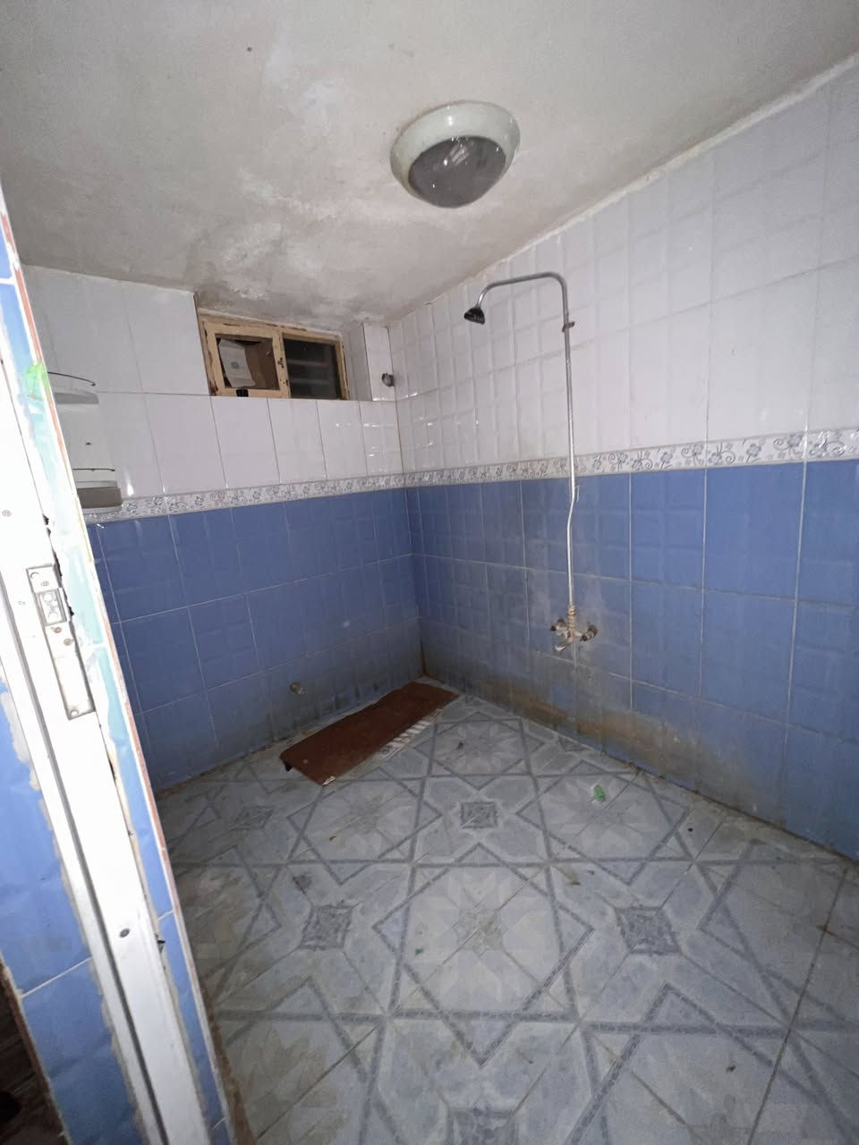 دار للأيجار 
في الفلوجة جغيفي الثاني قرب جامع عبد الرزاق الضاهر 

مساحة 150 متر 
طابق واحد وغرفة وصاله وستقبال وحمام ومطبخ وكراج سيارة 
بيت نضافة 50‎%‎ 
يرادله فقط صبغ ومطور ماء وجام لشباك البيتونة
وشتحط تكطع من الأيجار 
ارضية سراميك كامله خط مولد وطنية جاهز 
بيت مرتب فقط يرادله هاي النواقص وغسل

سعر الأيجار 250 الف 

***********
***********
