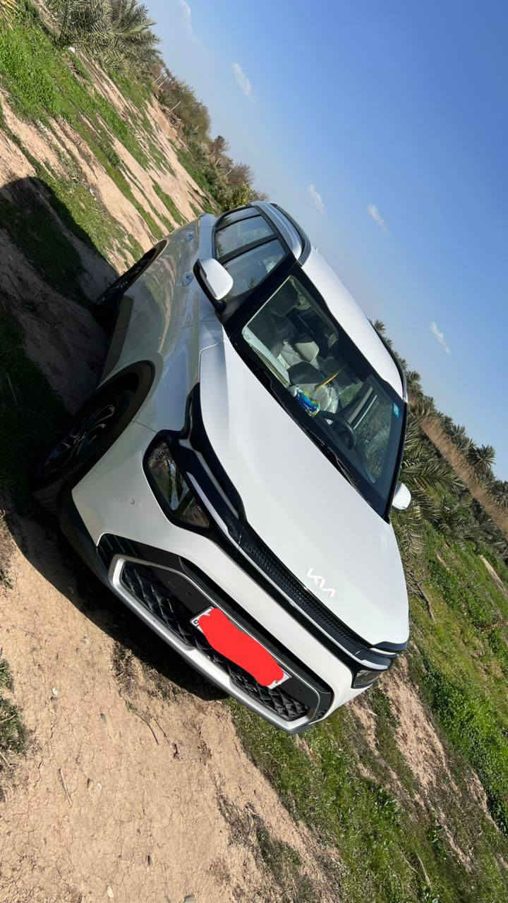 تحيه طيبه
كيا كارينز 2023  7 راكب  
بيهة صبغ قليل بين الباب والجامرللغ جهة السايق 
بدون دواخل 

المواصفات لمن يود الاطلاع عليها 
. بصمه 
. تشغيل عن بعد 
. 7 راكب 
. تبريد مركزي 3 قطع
. كشنات مخمل ومطعم جلد
. حسات امامي خلفي محيطي 
. كامرا دواره  
. شاشه عربي تدعم جميع البرامج 
. اريل نفكيتر 
. تحكم ستيرن 
. اوامر صوتيه 
. تثبيت سرعه 
. ويل فراشه 
. مري كهرباء 
. بك لايت ليد 
. العده والسبير غير مستخدمات والسياره من هيه زيرو مغلف الارضيه والكشنات جلد نوع جدا ممتاز 
السعر 162$وبيهة مجال حك الجية 

للاستفسار اكثر 
للاتصال ***********
