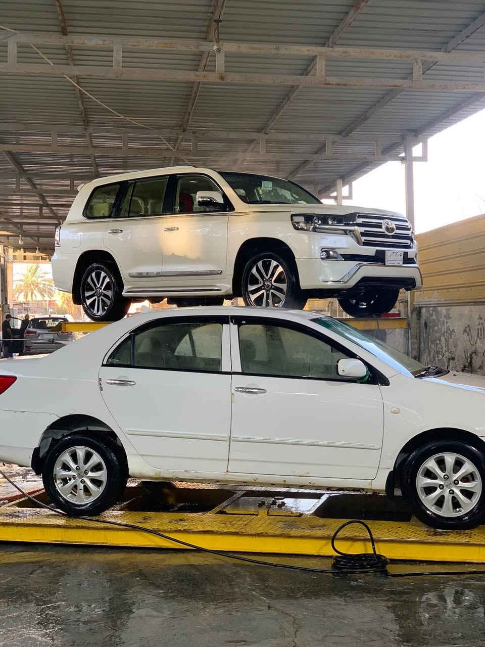 السلام عليكم
لاندكروز وآيت ادشن 2017 
مكفوله 
فول موصفات 
كشنات ثنين كهرباء 
اربع كامرات 
رقم بغداد جديد 
تخم تاير جديد
سعر ٤٦٥
***********
