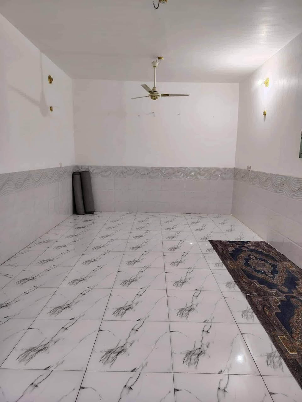 يا الله بيت البيع ٢٠٠ متر طابقين مكانه النجف مجمع بيتي ٢ قريب عله مجمع السلطان شارع 60 البيت شارع ١٥  تبليط سند حر طابو صرف يتكون شغل ‏درجة أولى مال جناي صب كونكريت الساس وسكف طابوك جمهوري
سعر البيت مناسب 160 مليون وبي مجال 
————————————————————————
طابق الرضي 🏡
ستقبال
  صاله 
مطبخ 
غرفتين 
منور 
صحيات عدد ثنين
————————————————————————
طابق الثاني 🏠
صاله 
غرفتين 
صحيات 
الصطح مطبك شتايكر 
————————————————————————
الاستفسار *********** واتساب موجود
