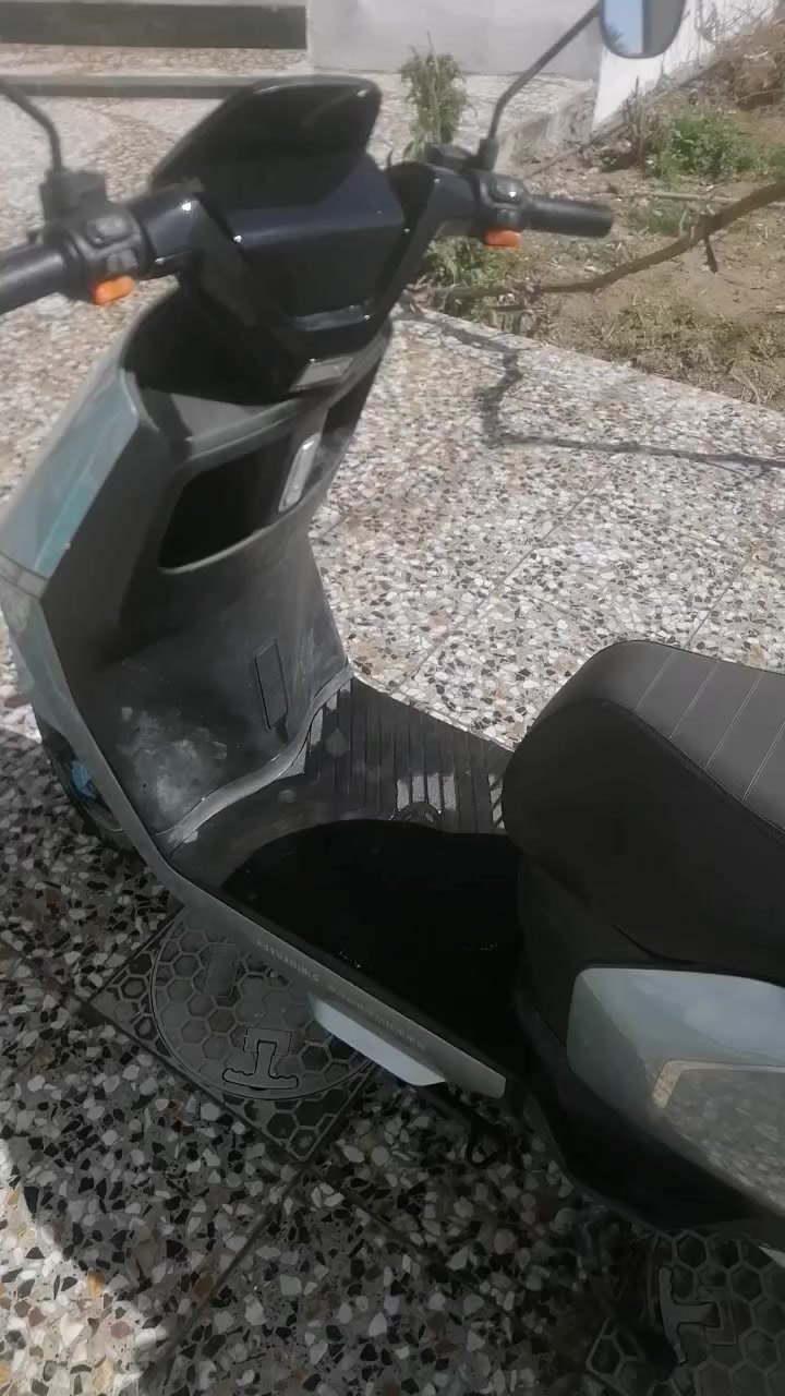 دراجه للبيع نضيفه شركه تاجل الصيني كل شي شغال السعر 900 الف وبيها مجال بسيط مصارلي 4 تشهر من جايبها بس معتاز ضروري *********** بي واساب وعلى المازنجر موجود
