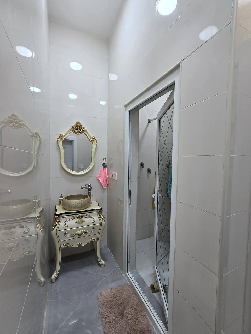 بيت 100 متر في كربلاء خلف فندق البارون
طابقين يحتوي على 3 غرف نوم وستقبال وصالة ومطبخ وصحيات عدد ٣
بناء درجة اولى سند 25 اصولي 100%
السعر /  180 مليون 
*********** سيد حسن
